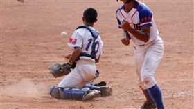 國小軟式棒球聯賽　屏東富田晉8強106學年度國小棒球聯賽（軟式組）賽程持續，兩支屏東縣球隊富田和高樹交手，終場由富田國小以2比1搶勝，晉級8強。圖為富田跑者（前左2）成功上壘。（學生棒球聯盟提供）中央社記者謝靜雯傳真　107年6月4日