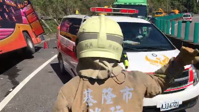遊覽車自撞山壁29傷！肇事原因曝光