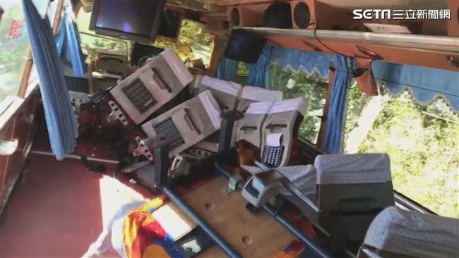 遊覽車自撞29傷！公路總局開罰了