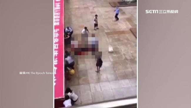 山竹吹落巨型廣告　路人被壓浴血街頭