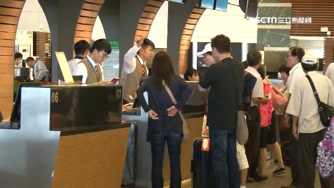 往返港澳航班亂　民眾苦守機場等回家