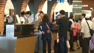 往返港澳航班亂　民眾苦守機場等回家