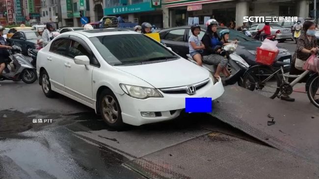 大車釀禍！轎車「踢鐵板」十幾萬飛了