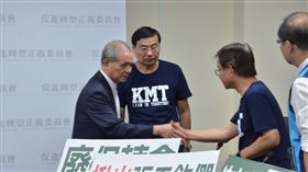 國民黨立法院黨團17日上午前往促轉會，要求促轉會主委黃煌雄主動下台，並解散促轉會。(圖/國民黨團提供)