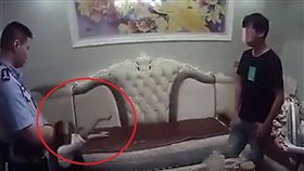 大陸湖南一名人妻日前打算送父母100多人民幣（約新台幣454元）的衣服，但她跟老公要錢時，老公一臉垮著不願給錢，女子氣得情緒崩潰，跑到頂樓鬧跳樓。當地警方獲報到場後，不斷好言安撫，成功阻止悲劇發生。（圖／YouTube《Anecdote news》）