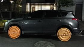 車主用心自製防狗尿輪蓋，網友看到跪拜：諾貝爾獎了。（圖／翻攝爆料公社）