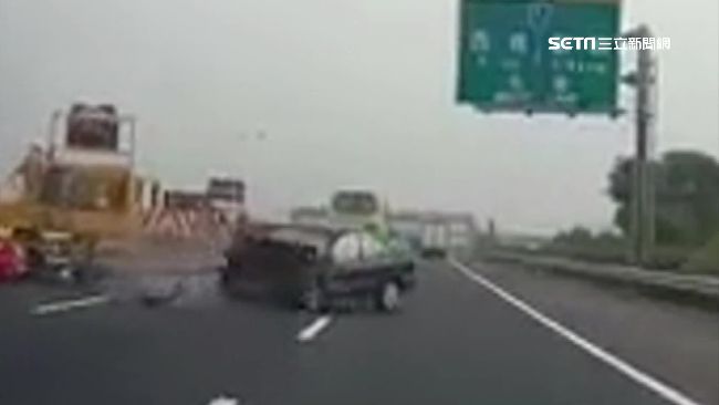 駕駛撞國道施工車　防撞桶緩衝保命