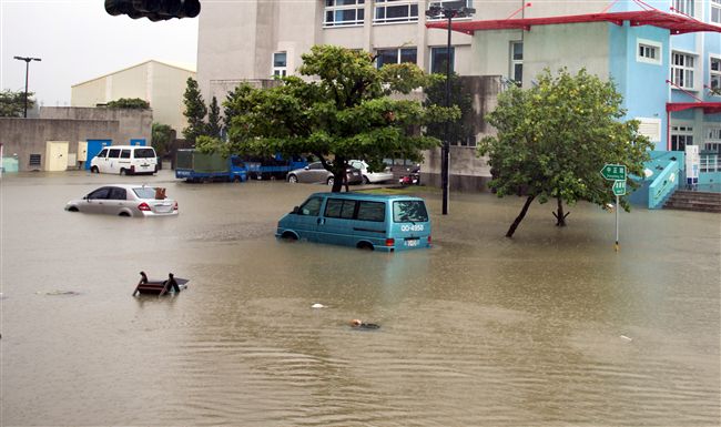 823嘉義淹大水　大雨驟降地層下陷