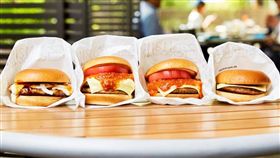 日本摩斯漢堡（MOS BURGER）驚傳食物中毒！在東京、埼玉縣、神奈川縣、千葉縣、群馬縣、栃木縣、山梨縣和長野縣的19家分店中，有28位消費者出現上吐下瀉症狀，檢驗結果證實消費者感染了大腸桿菌。（圖／翻攝自モスバーガー（MOS BURGER）臉書）