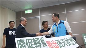 國民黨立委赴促轉會抗議國民黨立法院黨團17日上午前往促轉會外抗議，隨後進入到促轉會內會議室，與促轉會主委黃煌雄見面。黃煌雄（左2）與國民黨立委吳志揚（右）握手致意。中央社記者吳家昇攝  107年9月17日