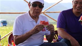 馬英九花蓮推銷觀光　大讚西瓜甜花蓮大地震後，前總統馬英九（左）三度到花蓮推銷觀光和農特產品，19日赴秀姑巒溪畔西瓜田，在瓜田吃西瓜消暑，大讚西瓜鮮甜可口。中央社記者李先鳳攝　107年5月19日