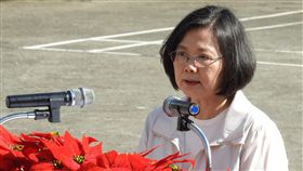 蔡總統：國軍為國家災害防救最強力量之一總統蔡英文17日到陸軍關渡地區指揮部慰勉國軍官兵，致詞時表示，國軍不論面對威脅或天災時都站在第一線上保護民眾安全，是國家災害防救上最強的力量之一。中央社記者王鴻國攝　107年9月17日