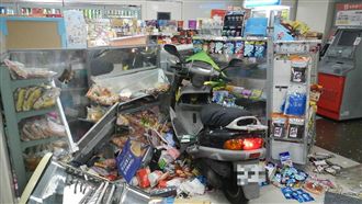 騎士疑似疲勞恍神　竟撞破超商玻璃門