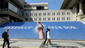 南北韓平壤文金會前夕　首爾街頭一片寧靜南北韓將於18日在平壤舉行第3次高峰會談，文金會前夕的17日中午，曾發動過「燭光示威」的世宗文化會館台階上，繪有「兩人握手上有朝鮮半島」圖示和「盼透過南北韓高峰會談為朝鮮半島帶來和平」字樣，首爾街頭一片寧靜。中央社記者姜遠珍首爾攝　107年9月17日