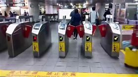 台北,捷運,持刀,攻擊,美工刀（圖／翻攝畫面）