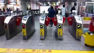 女子持刀捷運行兇！被害者：不認識她