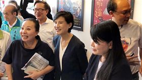 鄭麗君參訪嘉義萬國戲院（1）嘉義大林萬國戲院浴火重生，今年4月登錄為歷史建築。文化部長鄭麗君（右3）17日在嘉義縣長張花冠（前左）等人陪同下前往參訪。中央社記者黃國芳攝　107年9月17日