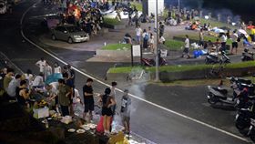 中秋前夕　民眾河濱公園開烤中央氣象局預報員陳伊秀3日受訪表示，中秋節4日當天，桃園以北雲量偏多，民眾想賞月得碰運氣。台北地區3日晚間已感受到涼意，並有些微飄雨，不過仍有許多民眾提前到河濱公園「開烤」，享受秋節烤肉樂趣。中央社記者孫仲達攝　106年10月3日