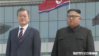 文在寅邀比指愛心　金正恩竟比不出來