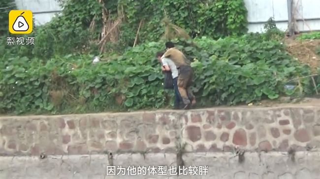 老父喘揹病兒看醫　畫面惹哭網友
