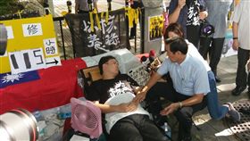 前總統馬英九，以核養綠公投發起人黃士修中選會前絕食抗議（圖／馬辦提供）