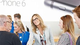 蘋果,Angela Ahrendts,BURBERRY,年薪,科技業（圖／翻攝自Angela Ahrendts推特）