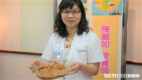 營養師陳麗如說明如何自製防癌醃醬。（圖／台東馬偕醫院提供）