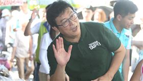 姚文智北投金龍市場掃街拜票（1）民進黨台北市長參選人姚文智（左）13日上午在北投金龍市場掃街拜票，向民眾尋求支持。中央社記者徐肇昌攝　107年9月13日