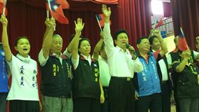 傅(山昆)萁感恩惜別會　妻唱小草明志（2）前花蓮縣長傅(山昆)萁（前左4）因炒股案遭判刑，即將入監服刑，16日舉辦感恩惜別會，和妻子徐榛蔚（前左3）等在中華國小感性發言，表示絕不屈服，還唱起民歌「小草」以示不怕風不怕雨。中央社記者李先鳳攝　107年9月16日