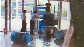 湯男到苗栗地院，將汽油桶推倒滾進大門抗議。翻攝畫面