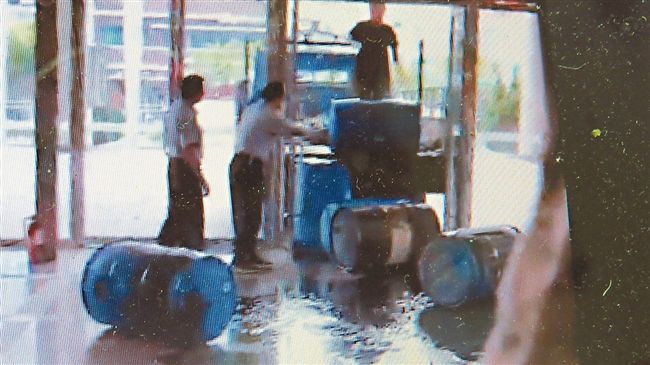 抗議司法不公　男在法院推倒汽油桶