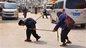 竹竿上的愛！對折駝妻一根竿牽盲眼夫走33年（圖／翻攝自微博）