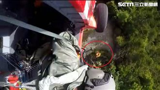 扯！山友吊掛竟自解扣環　只為拿背包