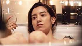 Lara梁心頤與劇中男友鴛鴦共浴花絮。（圖／妹妹娃娃多媒體）