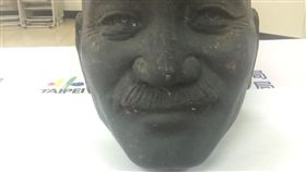  台北市北投區中正高中的蔣公銅像慘遭斬首，警方循線找回失竊的頭部，並將台灣建國工程隊長郭志剛送辦（翻攝畫面）