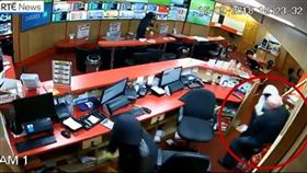 ▲歐康納將搶匪打跑。（圖／翻攝自愛爾蘭廣播電視推特）
https://twitter.com/rtenews/status/1041706950147366914