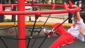 女兒身後有隻手　母驚悚：旁邊沒人！（圖／翻攝自臉書爆廢公社）詭異,靈異,鬼手,照片