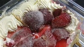 網友購買好市多「新鮮草莓千層蛋糕」，數天後發現已經發霉。（圖／翻攝自臉書社團「COSTCO好市多消費經驗分享區」）