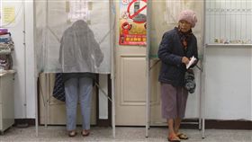 黃國昌罷免案投票（2）時代力量立委黃國昌罷免案16日在新北市金山區、萬里區、汐止區、平溪區、瑞芳區、雙溪區、貢寮區共7個投票所進行投票，民眾一早前往投票所投票。中央社記者鄭傑文攝　106年12月16日