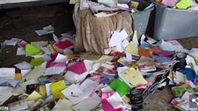 美國郵政署最近接獲多起民眾信件遺失事件，沒想到調查發現，小偷竟是一名20歲的郵差史蜜絲（Ebony Lavonne Smith），她她專挑賀卡、安慰卡下手，並從中偷取現金。目前全案已提交檢方處理。（圖／翻攝自每日郵報）