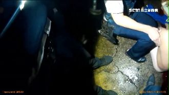 女友不在家就暴走！警水柱大戰雙刀哥