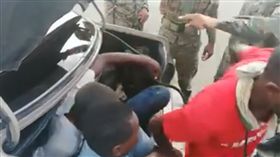 終極壓縮檔！多明尼加5人座轎車竟塞進18人(圖/翻攝自臉書)