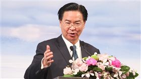 吳釗燮：捍衛印太區域自由民主　台灣願分享經驗外交部長吳釗燮30日出席「印太安全對話」開幕典禮致詞，談到印太區域表示，台灣無意抑制任何國家的崛起，理念相似的國家在尋求他們的印太戰略時，台灣是一個理想的夥伴，在捍衛自由民主的第一線上，台灣願意伸出援手並分享經驗。中央社記者謝佳璋攝　107年8月30日
