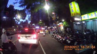 警騎車違規遭按喇叭　惱羞成怒反嗆他