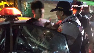 酒醉鬧大街！男狂扯「法律」拒上警車