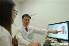 醫師劉建廷（右）說，一般民眾腰酸背痛或腳痛時，可能自行買消炎藥服用，而忽略了椎間盤損傷的可能性。（圖非新聞當事人／台北慈濟醫院提供）