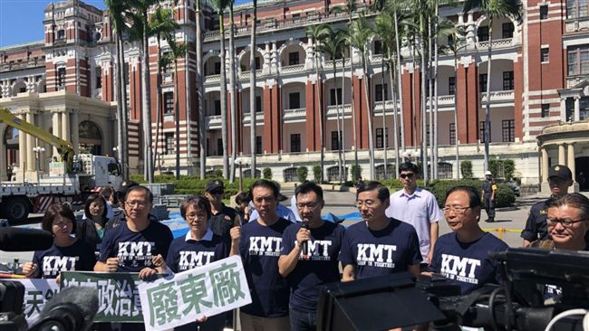 藍委衝總統府嗆廢促轉會　接待竟是他