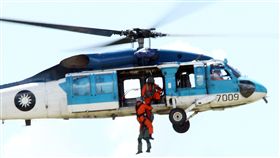 空軍S－70C海鷗救護直升機實施吊掛救護操演。（記者邱榮吉/台東拍攝）