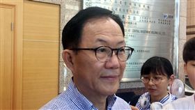 台北農產公司議題  丁守中：歹戲拖棚國民黨台北市長參選人丁守中（左）19日上午參加台北市黨部輔選會議前受訪指出，台北農產運銷公司議題是歹戲拖棚，北市府握有相關資源，市長柯文哲應有權利決定北農總經理人選，柯文哲在保留跟民進黨合作空間。中央社記者劉建邦攝  107年9月19日