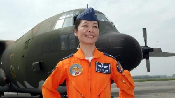 去年就露餡！小王群組誤傳女武官辣照